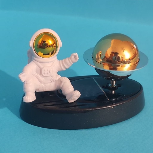 خوشبو کننده خورشیدی خودرو مدل فضانورد و سیاره